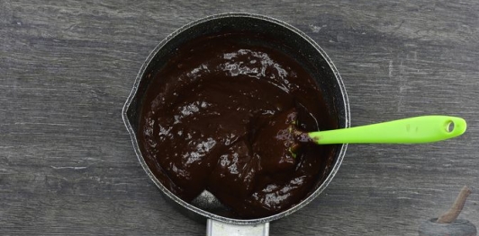 Фото приготовления рецепта: Шоколадный торт "Пьяная слива" с ореховой меренгой и желе - шаг №55