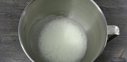 Фото приготовления рецепта: Шоколадный торт "Пьяная слива" с ореховой меренгой и желе - шаг №18