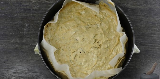 Фото приготовления рецепта: Шоколадный торт "Пьяная слива" с ореховой меренгой и желе - шаг №27