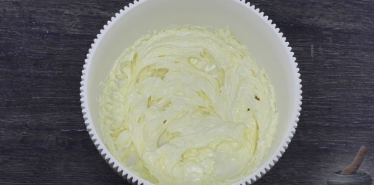 Фото приготовления рецепта: Шоколадный торт "Пьяная слива" с ореховой меренгой и желе - шаг №39