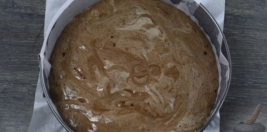 Фото приготовления рецепта: Шоколадный торт "Пьяная слива" с ореховой меренгой и желе - шаг №14