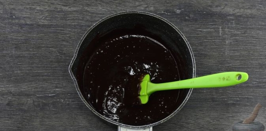 Фото приготовления рецепта: Шоколадный торт "Пьяная слива" с ореховой меренгой и желе - шаг №53