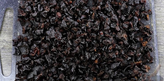 Фото приготовления рецепта: Шоколадный торт "Пьяная слива" с ореховой меренгой и желе - шаг №35