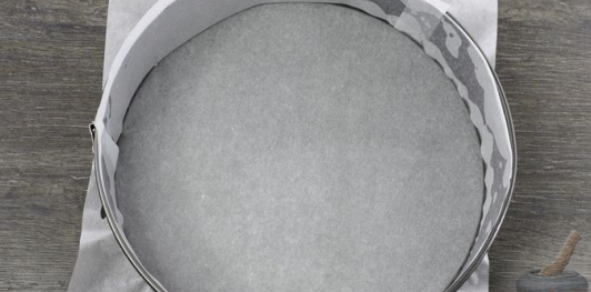 Фото приготовления рецепта: Шоколадный торт "Пьяная слива" с ореховой меренгой и желе - шаг №5