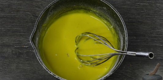 Фото приготовления рецепта: Шоколадный торт "Пьяная слива" с ореховой меренгой и желе - шаг №29