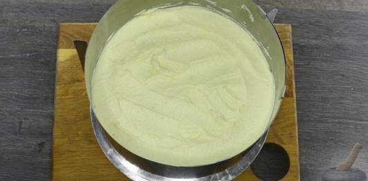 Фото приготовления рецепта: Шоколадный торт "Пьяная слива" с ореховой меренгой и желе - шаг №48