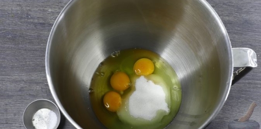 Фото приготовления рецепта: Шоколадный торт "Пьяная слива" с ореховой меренгой и желе - шаг №6