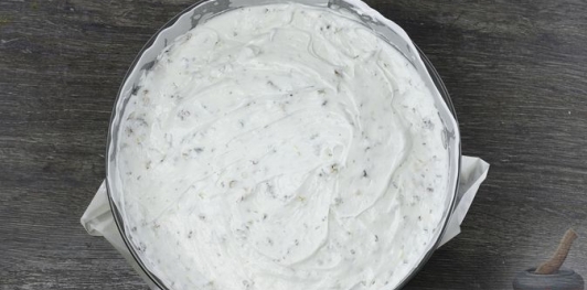 Фото приготовления рецепта: Шоколадный торт "Пьяная слива" с ореховой меренгой и желе - шаг №26