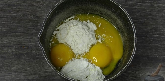 Фото приготовления рецепта: Шоколадный торт "Пьяная слива" с ореховой меренгой и желе - шаг №28