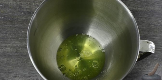 Фото приготовления рецепта: Шоколадный торт "Пьяная слива" с ореховой меренгой и желе - шаг №17