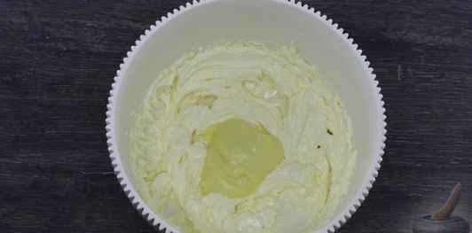 Фото приготовления рецепта: Шоколадный торт "Пьяная слива" с ореховой меренгой и желе - шаг №40