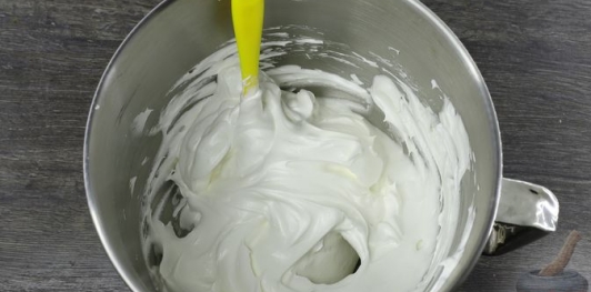 Фото приготовления рецепта: Шоколадный торт "Пьяная слива" с ореховой меренгой и желе - шаг №22