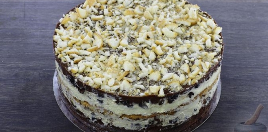 Фото приготовления рецепта: Шоколадный торт "Пьяная слива" с ореховой меренгой и желе - шаг №59