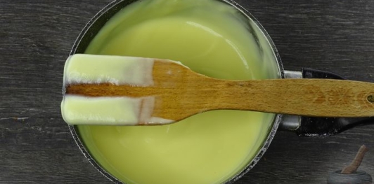 Фото приготовления рецепта: Шоколадный торт "Пьяная слива" с ореховой меренгой и желе - шаг №33