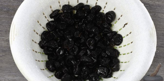 Фото приготовления рецепта: Шоколадный торт "Пьяная слива" с ореховой меренгой и желе - шаг №2