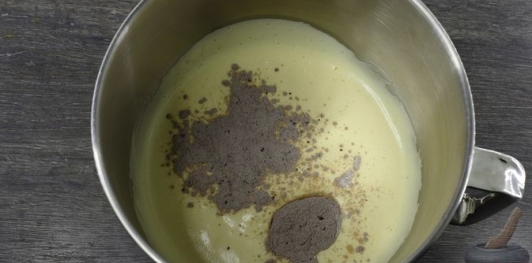 Фото приготовления рецепта: Шоколадный торт "Пьяная слива" с ореховой меренгой и желе - шаг №12