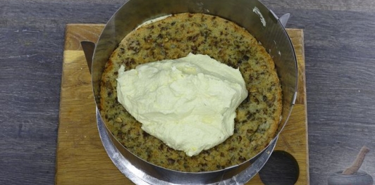 Фото приготовления рецепта: Шоколадный торт "Пьяная слива" с ореховой меренгой и желе - шаг №47