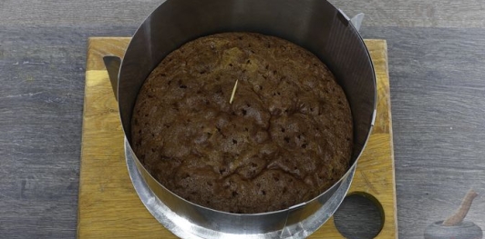 Фото приготовления рецепта: Шоколадный торт "Пьяная слива" с ореховой меренгой и желе - шаг №37