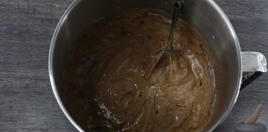 Фото приготовления рецепта: Шоколадный торт "Пьяная слива" с ореховой меренгой и желе - шаг №13