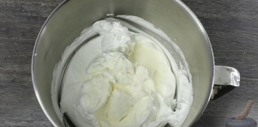 Фото приготовления рецепта: Шоколадный торт "Пьяная слива" с ореховой меренгой и желе - шаг №21