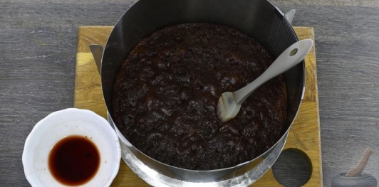 Фото приготовления рецепта: Шоколадный торт "Пьяная слива" с ореховой меренгой и желе - шаг №38