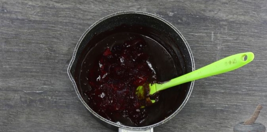 Фото приготовления рецепта: Шоколадный торт "Пьяная слива" с ореховой меренгой и желе - шаг №54