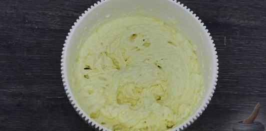 Фото приготовления рецепта: Шоколадный торт "Пьяная слива" с ореховой меренгой и желе - шаг №41