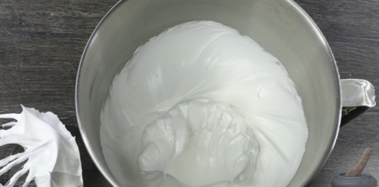 Фото приготовления рецепта: Шоколадный торт "Пьяная слива" с ореховой меренгой и желе - шаг №20