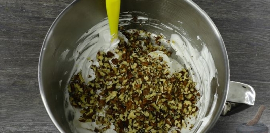 Фото приготовления рецепта: Шоколадный торт "Пьяная слива" с ореховой меренгой и желе - шаг №24