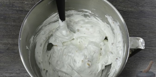 Фото приготовления рецепта: Шоколадный торт "Пьяная слива" с ореховой меренгой и желе - шаг №25