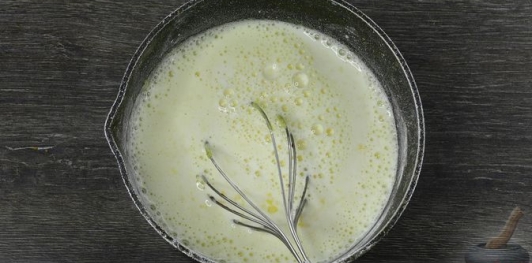 Фото приготовления рецепта: Шоколадный торт "Пьяная слива" с ореховой меренгой и желе - шаг №32