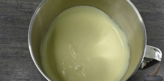 Фото приготовления рецепта: Шоколадный торт "Пьяная слива" с ореховой меренгой и желе - шаг №7