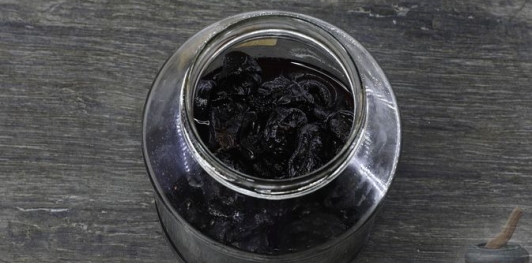 Фото приготовления рецепта: Шоколадный торт "Пьяная слива" с ореховой меренгой и желе - шаг №3