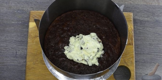 Фото приготовления рецепта: Шоколадный торт "Пьяная слива" с ореховой меренгой и желе - шаг №44