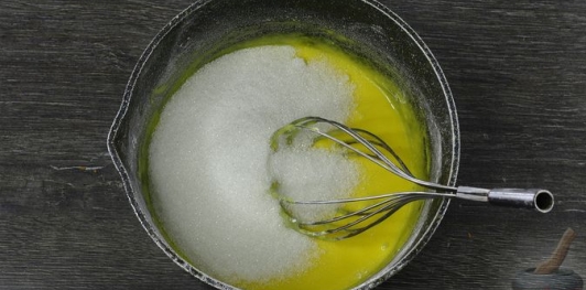 Фото приготовления рецепта: Шоколадный торт "Пьяная слива" с ореховой меренгой и желе - шаг №30