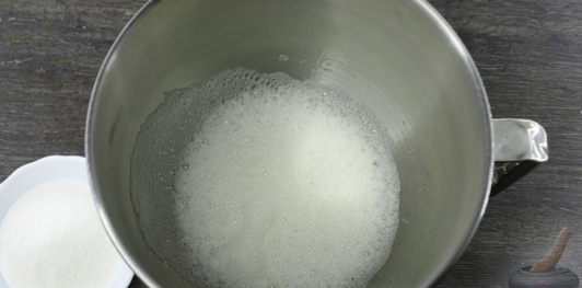 Фото приготовления рецепта: Шоколадный торт "Пьяная слива" с ореховой меренгой и желе - шаг №19