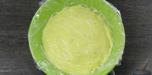 Фото приготовления рецепта: Шоколадный торт "Пьяная слива" с ореховой меренгой и желе - шаг №34