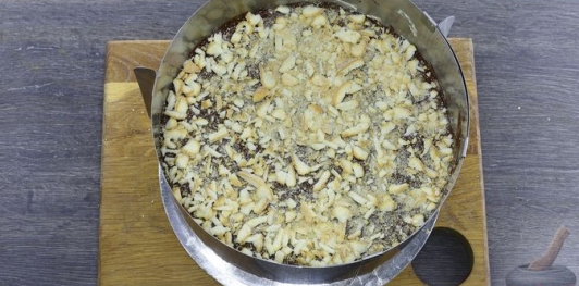 Фото приготовления рецепта: Шоколадный торт "Пьяная слива" с ореховой меренгой и желе - шаг №57