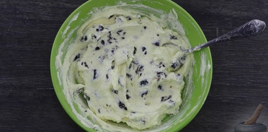 Фото приготовления рецепта: Шоколадный торт "Пьяная слива" с ореховой меренгой и желе - шаг №43