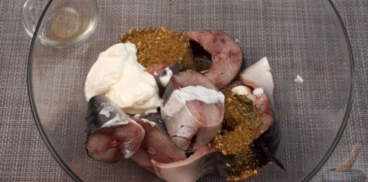 Фото приготовления рецепта: Скумбрия, запечённая с рисом и сладким перцем - шаг №3