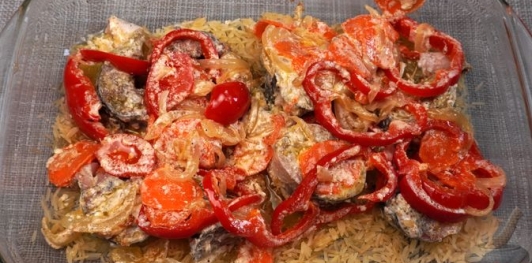 Фото приготовления рецепта: Скумбрия, запечённая с рисом и сладким перцем - шаг №12