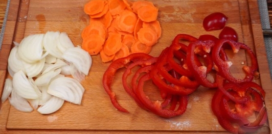 Фото приготовления рецепта: Скумбрия, запечённая с рисом и сладким перцем - шаг №5