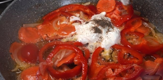 Фото приготовления рецепта: Скумбрия, запечённая с рисом и сладким перцем - шаг №8