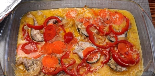 Фото приготовления рецепта: Скумбрия, запечённая с рисом и сладким перцем - шаг №15