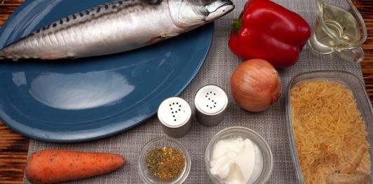 Фото приготовления рецепта: Скумбрия, запечённая с рисом и сладким перцем - шаг №1