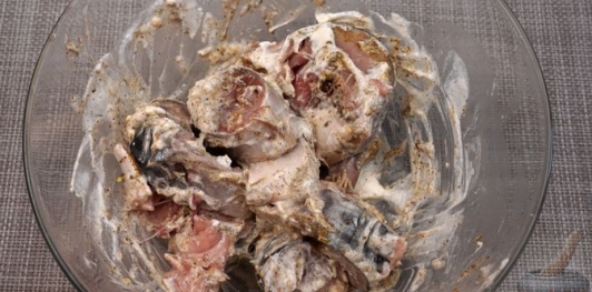 Фото приготовления рецепта: Скумбрия, запечённая с рисом и сладким перцем - шаг №4