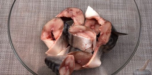 Фото приготовления рецепта: Скумбрия, запечённая с рисом и сладким перцем - шаг №2