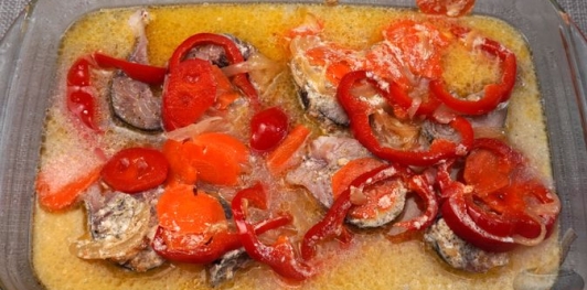 Фото приготовления рецепта: Скумбрия, запечённая с рисом и сладким перцем - шаг №13