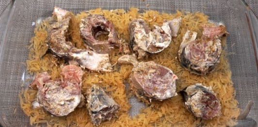 Фото приготовления рецепта: Скумбрия, запечённая с рисом и сладким перцем - шаг №11