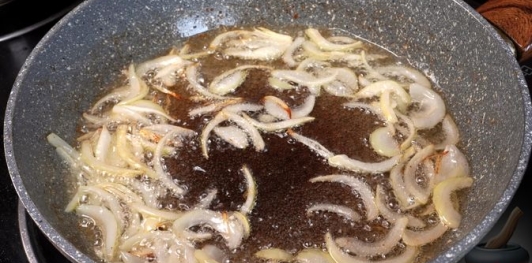 Фото приготовления рецепта: Скумбрия, запечённая с рисом и сладким перцем - шаг №6